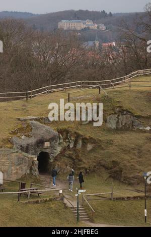 Blankenburg, Allemagne.29th janvier 2022.Les visiteurs sont sur le terrain du château de Regenstein.La roche de grès sur laquelle se trouvait autrefois le château de la grotte est une destination populaire.Là, vous pouvez voir les vestiges énumérés du château de Regenstein, qui a été mentionné pour la première fois en 1169.Du 12th au 15th siècle, c'était le siège du pouvoir des comtes de Regenstein.Le total de 32 salles de roche sculptées en grès, dont la plupart peuvent être visitées, sont considérées comme une caractéristique spéciale.Credit: Matthias Bein/dpa-Zentralbild/ZB/dpa/Alay Live News Banque D'Images