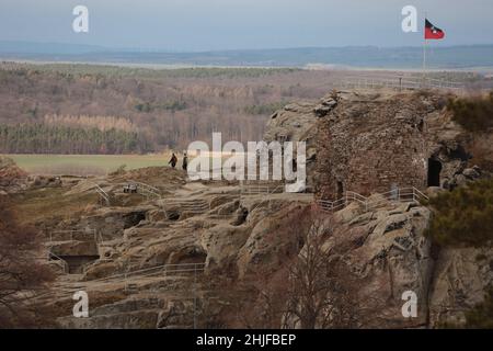 Blankenburg, Allemagne.29th janvier 2022.Les visiteurs apprécient la vue sur les montagnes Harz au château de Regenstein.La roche de grès sur laquelle se trouvait autrefois le château de la grotte est une destination populaire.Là, vous pouvez visiter les vestiges énumérés du château de Regenstein, qui a été mentionné pour la première fois en 1169.Du 12th au 15th siècle, c'était le siège du pouvoir des comtes de Regenstein.Le total de 32 salles de roche sculptées en grès, dont la plupart peuvent être visitées, sont considérées comme une caractéristique spéciale.Credit: Matthias Bein/dpa-Zentralbild/ZB/dpa/Alay Live News Banque D'Images