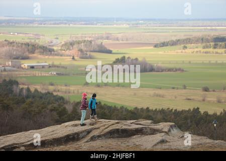 Blankenburg, Allemagne.29th janvier 2022.Les visiteurs apprécient la vue sur les montagnes Harz au château de Regenstein.La roche de grès sur laquelle se trouvait autrefois le château de la grotte est une destination populaire.Là, vous pouvez visiter les vestiges énumérés du château de Regenstein, qui a été mentionné pour la première fois en 1169.Du 12th au 15th siècle, c'était le siège du pouvoir des comtes de Regenstein.Le total de 32 salles de roche sculptées en grès, dont la plupart peuvent être visitées, sont considérées comme une caractéristique spéciale.Credit: Matthias Bein/dpa-Zentralbild/ZB/dpa/Alay Live News Banque D'Images