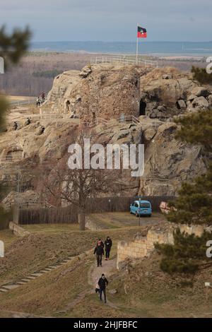 Blankenburg, Allemagne.29th janvier 2022.Les visiteurs sont sur le terrain du château de Regenstein.La roche de grès sur laquelle se trouvait autrefois le château de la grotte est une destination populaire.Là, vous pouvez voir les vestiges énumérés du château de Regenstein, qui a été mentionné pour la première fois en 1169.Du 12th au 15th siècle, c'était le siège du pouvoir des comtes de Regenstein.Le total de 32 salles de roche sculptées en grès, dont la plupart peuvent être visitées, sont considérées comme une caractéristique spéciale.Credit: Matthias Bein/dpa-Zentralbild/ZB/dpa/Alay Live News Banque D'Images