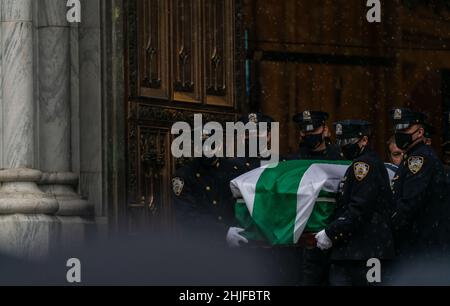 New York, États-Unis.28th janvier 2022.Le cercueil qui tient le corps de l'officier de police de New York Jason Rivera est réalisé à la cathédrale de Patrick à Manhattan, NY le 28 janvier 2022.(Photo de Steve Sanchez/Sipa USA) crédit: SIPA USA/Alay Live News Banque D'Images