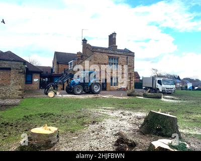 Tracteur déplacer des grumes dans Billing Northampton Royaume-Uni arbres bois coupé camion enlever prendre détruire vieux bâtiments pierre tuer déplacer enlever cheminées paysage Banque D'Images
