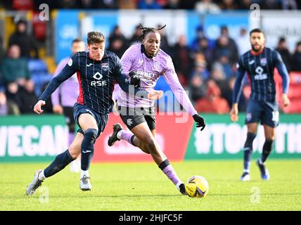 Ross Callachan, du comté de Ross (à gauche), et Joe Aribo, des Rangers, se battent pour le ballon lors du match cinch Premiership au Global Energy Stadium, Dingwell.Date de la photo: Samedi 29 janvier 2022. Banque D'Images