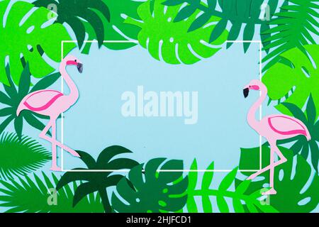 Fond de papier tropical.Feuilles colorées de monstère, palmiers et flamants roses sur fond bleu.Espace de copie, plan de travail. Banque D'Images