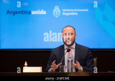 Buenos Aires, Argentine.28th janvier 2022.Le ministre argentin de l'économie, Martin Guzman, prend la parole lors d'une conférence de presse sur le nouvel accord avec le Fonds monétaire international (FMI) à Buenos Aires, capitale de l'Argentine, le 28 janvier 2022.L'Argentine a déclaré vendredi que son nouvel accord avec le Fonds monétaire international (FMI) pour rembourser quelque 44,5 milliards de dollars américains de dette à l'agence de prêt repose sur le refinancement et ne prévoit pas de mesures d'austérité.Credit: Martin Zabala/Xinhua/Alamy Live News Banque D'Images