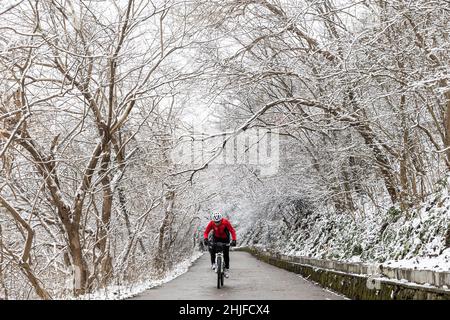 Nanjing, province chinoise du Jiangsu.29th janvier 2022.Un résident se prompt sur le mont Zijin après une chute de neige à Nanjing, dans la province du Jiangsu, dans l'est de la Chine, le 29 janvier 2022.Credit: Zhang Meng/Xinhua/Alay Live News Banque D'Images