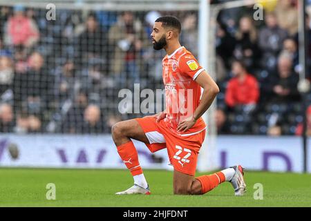 Londres, Royaume-Uni.29th janvier 2022.CJ Hamilton #22 de Blackpool prend le genou à Londres, Royaume-Uni le 1/29/2022.(Photo de Mark Cosgrove/News Images/Sipa USA) crédit: SIPA USA/Alay Live News Banque D'Images