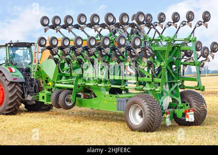 Semoir à grains en position de transport pour le transport compact de la machine comme outil tracté sur un tracteur. Banque D'Images