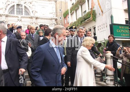 Camilla, duchesse de Cornouailles et Prince Charles, prince de Galles arrivent à Venise le 28 avril 2009 à Venise, Italie. Banque D'Images