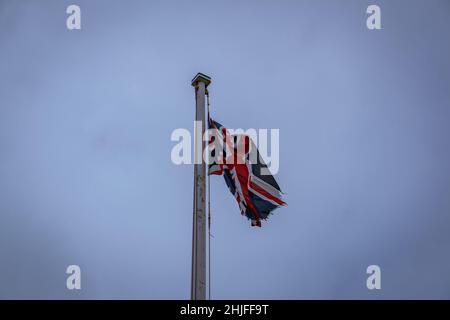 drapeau britannique flatté volant haut dans le ciel bleu Banque D'Images