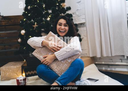 Une femme heureuse avec un sourire éclatant en appréciant le présent Banque D'Images
