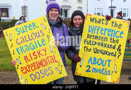 Ayr, Royaume-Uni.29th janvier 2022.Plusieurs centaines de manifestants se sont tournés vers Wellington Square, dans le centre d'Ayr pour une manifestation contre les restrictions imposées par le gouvernement aux libertés individuelles, en particulier l'obligation de porter un masque facial et la nécessité d'être vacciné pour Covid 19.Crédit : Findlay/Alay Live News Banque D'Images