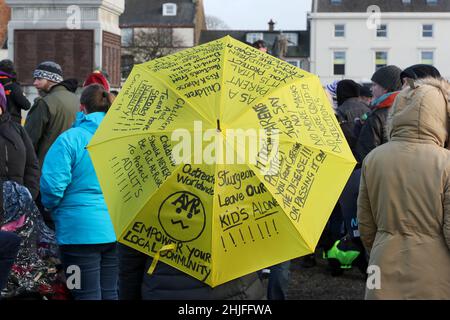 Ayr, Royaume-Uni.29th janvier 2022.Plusieurs centaines de manifestants se sont tournés vers Wellington Square, dans le centre d'Ayr pour une manifestation contre les restrictions imposées par le gouvernement aux libertés individuelles, en particulier l'obligation de porter un masque facial et la nécessité d'être vacciné pour Covid 19.Crédit : Findlay/Alay Live News Banque D'Images