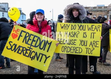 Ayr, Royaume-Uni.29th janvier 2022.Plusieurs centaines de manifestants se sont tournés vers Wellington Square, dans le centre d'Ayr pour une manifestation contre les restrictions imposées par le gouvernement aux libertés individuelles, en particulier l'obligation de porter un masque facial et la nécessité d'être vacciné pour Covid 19.Crédit : Findlay/Alay Live News Banque D'Images