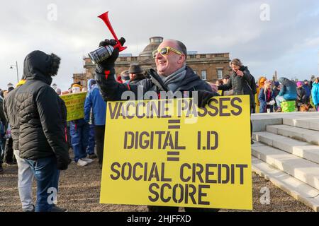 Ayr, Royaume-Uni.29th janvier 2022.Plusieurs centaines de manifestants se sont tournés vers Wellington Square, dans le centre d'Ayr pour une manifestation contre les restrictions imposées par le gouvernement aux libertés individuelles, en particulier l'obligation de porter un masque facial et la nécessité d'être vacciné pour Covid 19.Crédit : Findlay/Alay Live News Banque D'Images