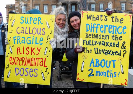 Ayr, Royaume-Uni.29th janvier 2022.Plusieurs centaines de manifestants se sont tournés vers Wellington Square, dans le centre d'Ayr pour une manifestation contre les restrictions imposées par le gouvernement aux libertés individuelles, en particulier l'obligation de porter un masque facial et la nécessité d'être vacciné pour Covid 19.Crédit : Findlay/Alay Live News Banque D'Images