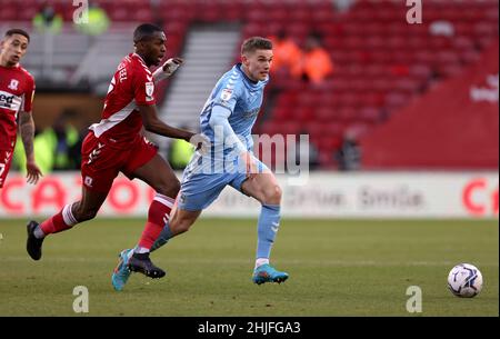 Viktor Gyokeres (à droite) de Coventry City et Anfernee Dijksteel de Middlesbrough en action pendant le match du championnat Sky Bet au stade Riverside, à Middlesbrough.Date de la photo: Samedi 29 janvier 2022. Banque D'Images