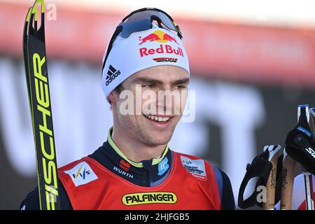 Vinzenz GEIGER (GER), gagnant, cérémonie de remise des prix, image unique, motif unique coupé,portrait, portrait, portrait.Concours individuel Gundersen NH / 10 km, coupe du monde de la FIS combiné à Seefeld/Tyrol le 29th janvier 2022 Banque D'Images