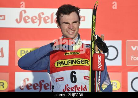 Vinzenz GEIGER (GER), gagnant, cérémonie de remise des prix, image unique, motif individuel coupé,demi-chiffre, demi-chiffre.Concours individuel Gundersen NH / 10 km, coupe du monde de la FIS combiné à Seefeld/Tyrol le 29th janvier 2022 Banque D'Images