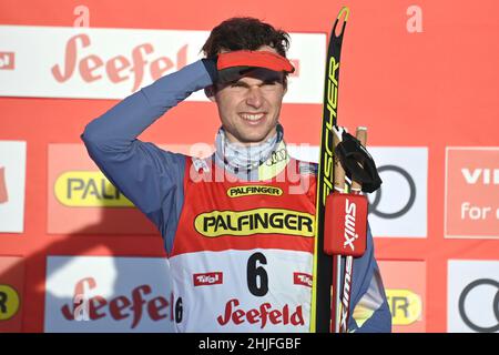 Vinzenz GEIGER (GER), gagnant, cérémonie de remise des prix, image unique, motif individuel coupé,demi-chiffre, demi-chiffre.Concours individuel Gundersen NH / 10 km, coupe du monde de la FIS combiné à Seefeld/Tyrol le 29th janvier 2022 Banque D'Images