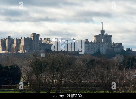 Windsor, Berkshire, Royaume-Uni.29th janvier 2022.À la suite d'une consultation publique de la Thames Valley police et du Metropolitan police Service, une demande d'ordonnance d'espace aérien restreint pour Windsor a été approuvée auprès de la civil Aviation Authority (CAA).L'ordonnance limite l'utilisation de l'espace aérien jusqu'à 2 500ft dans un rayon de 1,25 milles marins autour du château de Windsor et est entrée en vigueur le 27 janvier 2022.Crédit : Maureen McLean/Alay Live News Banque D'Images