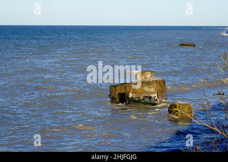 Vestiges de vieux bunkers de la guerre mondiale sur les rives de la mer Baltique Banque D'Images