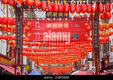 Londres, Royaume-Uni 29th janvier 2022.De nouvelles lanternes rouges et des panneaux « Happy New Year » ornent Chinatown avant le nouvel an lunaire/nouvel an chinois.Cette année marque l'année du tigre.Credit: Vuk Valcic / Alamy Live News Banque D'Images