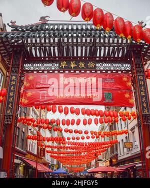 Londres, Royaume-Uni 29th janvier 2022.De nouvelles lanternes rouges et des panneaux « Happy New Year » ornent Chinatown avant le nouvel an lunaire/nouvel an chinois.Cette année marque l'année du tigre.Credit: Vuk Valcic / Alamy Live News Banque D'Images