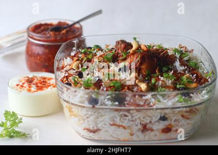 Riz au ghee et rôti de poulet.Un plat de riz à base de riz basmati, de ghee, d'épices et garni d'oignons frits, de noix de cajou et de raisins secs.Servi avec kerala Banque D'Images