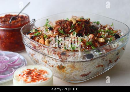 Riz au ghee et rôti de poulet.Un plat de riz à base de riz basmati, de ghee, d'épices et garni d'oignons frits, de noix de cajou et de raisins secs.Servi avec kerala Banque D'Images