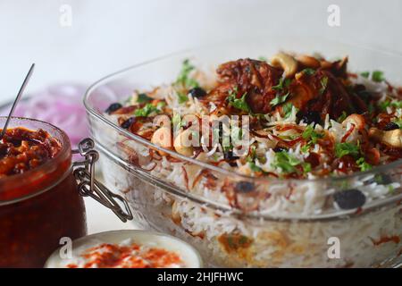 Riz au ghee et rôti de poulet.Un plat de riz à base de riz basmati, de ghee, d'épices et garni d'oignons frits, de noix de cajou et de raisins secs.Servi avec kerala Banque D'Images