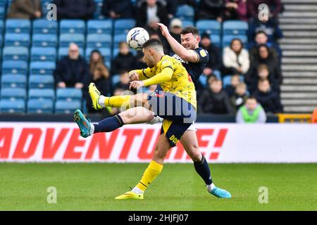 LONDRES, ROYAUME-UNI.JAN 29th Alex Mowatt de West Bromwich bataille pour possession avec Oliver Burke de Millwall lors du match de championnat Sky Bet entre Millwall et West Bromwich Albion à la Den, Londres, le samedi 29th janvier 2022.(Credit: Ivan Yordanov | MI News) Credit: MI News & Sport /Alay Live News Banque D'Images