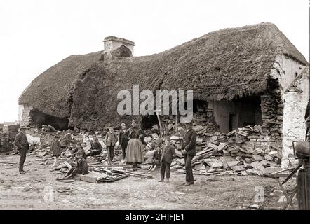 Une photographie vintage de l'expulsion de 1888 d'une famille irlandaise à Moyasta, comté de Clare, après l'utilisation d'un bélier battant.Les propriétaires dont la terre était bondée de locataires plus pauvres étaient maintenant confrontés à des tarifs élevés et beaucoup ont commencé à dégager les locataires pauvres de leurs petits terrains.La grande masse des expulsions est survenue en 1840s, et lorsque la police a commencé à tenir un compte, elle a enregistré un total de près de 250 000 personnes comme expulsées officiellement entre 1849 et 1854.Les expulsions se sont poursuivies jusqu'en 1890s. Banque D'Images