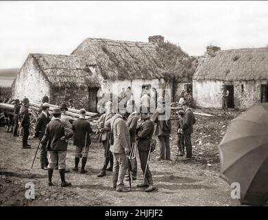 Une photographie vintage de la scène suite à l'expulsion en 1888 d'une famille irlandaise à Moyasta, comté de Clare.Les propriétaires dont la terre était bondée de locataires plus pauvres étaient maintenant confrontés à des tarifs élevés et beaucoup ont commencé à dégager les locataires pauvres de leurs petits terrains.La grande masse des expulsions est survenue en 1840s, et lorsque la police a commencé à tenir un compte, elle a enregistré un total de près de 250 000 personnes comme expulsées officiellement entre 1849 et 1854.Les expulsions se sont poursuivies jusqu'en 1890s. Banque D'Images