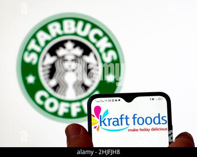 Dans cette illustration, le logo Kraft Foods Group, Inc. Est affiché sur un écran de smartphone avec le logo Starbucks Coffee en arrière-plan. Banque D'Images