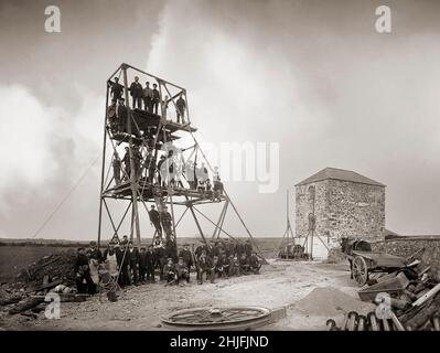 Une photographie vintage des mineurs de Knockmahon, près de Bunmahon, dans le comté de Waterford, en Irlande, tourné le 1906.La Compagnie minière d'Irlande créée en 1824 a pris des baux sur des zones minières dans tout le pays.Knockmahon s'est avéré être la plus rentable de toutes ses opérations.En 1840, il était décrit comme «le plus important — district minier de l’empire britannique».Cela s'est avéré être le pic, et dans leur recherche d'autres lodes dans le quartier ils ont découvert Tankardstown tout comme Knockmahon menaçait d'inondation. Banque D'Images