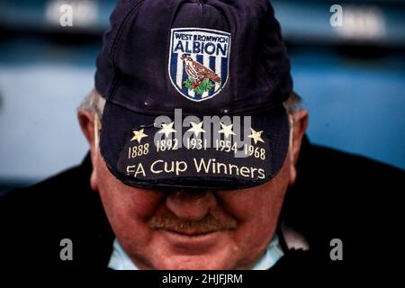 The Den, Millwall, Londres, Royaume-Uni.29th janvier 2022.Championnat de football, Millwall versus West Bromwich Albion: West Bromwich Albion fan portant un club FA Cup casquette affichant tous les victoires de la FA Cup dans l'histoire du club de West Bromwich Albion crédit: Action plus Sports/Alay Live News Banque D'Images