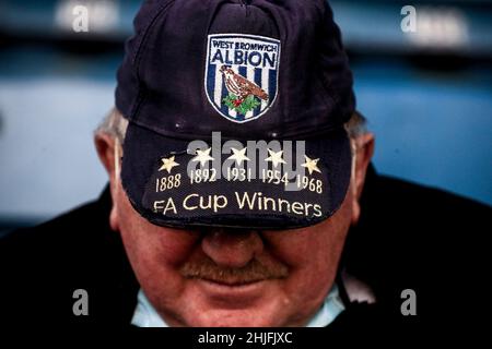 The Den, Millwall, Londres, Royaume-Uni.29th janvier 2022.Championnat de football, Millwall versus West Bromwich Albion: West Bromwich Albion fan portant un club FA Cup casquette affichant tous les victoires de la FA Cup dans l'histoire du club de West Bromwich Albion crédit: Action plus Sports/Alay Live News Banque D'Images