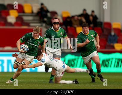 Tom Pearson irlandais de Londres a été attaqué par les chefs d'Exeter Harvey Skinner lors du match Gallagher Premiership au Brentford Community Stadium, Londres.Date de la photo: Samedi 29 janvier 2022. Banque D'Images