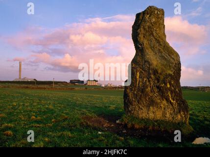 Vue S de la pierre debout de l'âge de bronze Ty Mawr, 640m NW de la chambre funéraire Trefignath, Holyhead, Anglesey, pays de Galles, Royaume-Uni.Maintenant dans le parc de vente au détail du parc Cybi. Banque D'Images