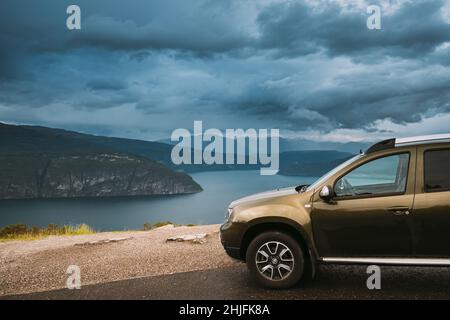 Utvik, Comté de Sogn og Fjordane, Norvège.Voiture Renault Duster SUV garée près de Scenic route Road.Innvikfjord Norwegian Mountain Landscape.Naturel Banque D'Images