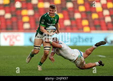 L'irlandais de Londres Tom Pearson s'est attaqué par les chefs d'Exeter Jack Intard lors du match Gallagher Premiership au Brentford Community Stadium, Londres.Date de la photo: Samedi 29 janvier 2022. Banque D'Images