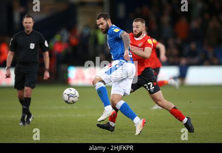 Bradley Johnson (à gauche) de Blackburn Rovers et Allan Campbell, de Luton Town, se battent pour le ballon lors du match du championnat Sky Bet à Kenilworth Road, Luton.Date de la photo: Samedi 29 janvier 2022. Banque D'Images