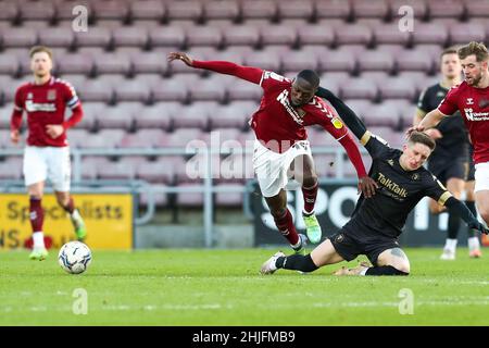 NORTHAMPTON, ROYAUME-UNI.JAN 29th Idris Kanu de Northampton Town est mis en cause par Ash Hunter de Salford City lors de la deuxième partie du match de la Sky Bet League 2 entre Northampton Town et Salford City au PTS Academy Stadium, Northampton, le samedi 29th janvier 2022.(Credit: John Cripps | MI News) Credit: MI News & Sport /Alay Live News Banque D'Images