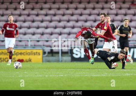 NORTHAMPTON, ROYAUME-UNI.JAN 29th Idris Kanu de Northampton Town est mis en cause par Ash Hunter de Salford City lors de la deuxième partie du match de la Sky Bet League 2 entre Northampton Town et Salford City au PTS Academy Stadium, Northampton, le samedi 29th janvier 2022.(Credit: John Cripps | MI News) Credit: MI News & Sport /Alay Live News Banque D'Images