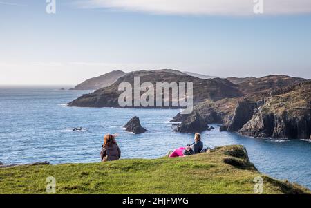 Baltimore, Cork, Irlande.29th janvier 2022.Ella Motherway et Imelda Forde admirez la vue sur l'île Sherkin au cours d'un après-midi d'hiver où les températures ont atteint un sommet de quatorze degrés à Baltimore, Co. Cork, Irlande.- crédit; David Creedon / Alamy Live News Banque D'Images