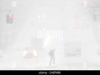 New York, États-Unis.29th janvier 2022.Les piétons traversent 42nd Street comme un Nor'easter avec des conditions de blizzard-comme atteint la côte est à New York City le samedi 29 janvier 2022.On s'attend à ce que plus de 12 pouces de neige recouvrent des parties de la côte du centre de l'Atlantique dans l'est de la Nouvelle-Angleterre.Photo de John Angelillo/UPI crédit: UPI/Alay Live News Banque D'Images