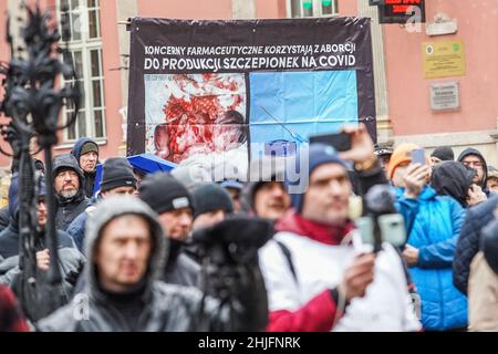 Gdansk, Pologne., .Des manifestants aux slogans anti-vaccins sont vus à Gdansk, en Pologne, le 29 janvier 2022, le parti d'extrême-droite Konfederacja a organisé un rassemblement contre qui a appelé la ségrégation sanitaire et la vaccination contre les coviles.Le gouvernement polonais prévoit de forcer la loi selon laquelle l'employeur sera en mesure de demander un résultat de test de dépistage du covid, mais la vaccination et le test lui-même seront volontaires.Même une loi libérale de ce genre est bloquée par des anti-vaccins.Actuellement en Pologne, dans la pratique, les passeports Covid sont complètement absents crédit: Vadim Pacajev/Alamy Live News Banque D'Images