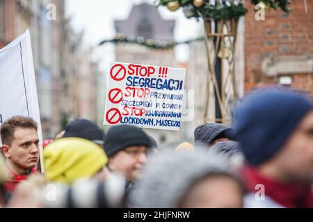 Gdansk, Pologne., .Des manifestants aux slogans anti-vaccins sont vus à Gdansk, en Pologne, le 29 janvier 2022, le parti d'extrême-droite Konfederacja a organisé un rassemblement contre qui a appelé la ségrégation sanitaire et la vaccination contre les coviles.Le gouvernement polonais prévoit de forcer la loi selon laquelle l'employeur sera en mesure de demander un résultat de test de dépistage du covid, mais la vaccination et le test lui-même seront volontaires.Même une loi libérale de ce genre est bloquée par des anti-vaccins.Actuellement en Pologne, dans la pratique, les passeports Covid sont complètement absents crédit: Vadim Pacajev/Alamy Live News Banque D'Images