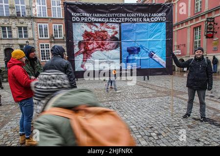 Gdansk, Pologne., .Des manifestants aux slogans anti-vaccins sont vus à Gdansk, en Pologne, le 29 janvier 2022, le parti d'extrême-droite Konfederacja a organisé un rassemblement contre qui a appelé la ségrégation sanitaire et la vaccination contre les coviles.Le gouvernement polonais prévoit de forcer la loi selon laquelle l'employeur sera en mesure de demander un résultat de test de dépistage du covid, mais la vaccination et le test lui-même seront volontaires.Même une loi libérale de ce genre est bloquée par des anti-vaccins.Actuellement en Pologne, dans la pratique, les passeports Covid sont complètement absents crédit: Vadim Pacajev/Alamy Live News Banque D'Images